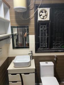 Bathroom Image of 1500 Sq.ft 3 BHK Builder Floor for rent in Kailash Colony New Delhi for Rs. 100000