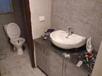 Bathroom Image of 600 Sq.ft 1 BHK Apartment / Flat for rent in Amrapali Dream Valley 2, Noida Extension Greater Noida for Rs. 17000