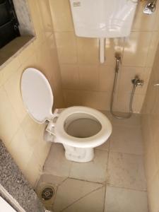 Common Bathroom Image of 405 Sq.ft 1 BHK Apartment / Flat for rent in Worli Mumbai for Rs. 43009