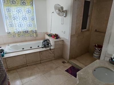 Bathroom Image of 3950 Sq.ft 4 BHK Apartment / Flat for sale in DLF Pinnacle, Sector 43 Gurgaon for Rs. 133000000
