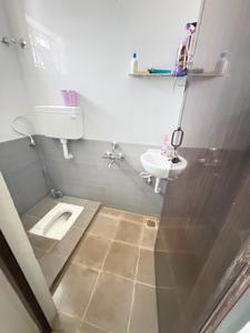 Bathroom Image of 700 Sq.ft 2 BHK Apartment / Flat for sale in Anakaputhur Chennai for Rs. 4400000