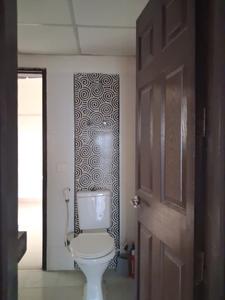 Common Bathroom Image of 1425 Sq.ft 3 BHK Apartment / Flat for sale in Paramount Floraville, Kulesara Noida for Rs. 18000000