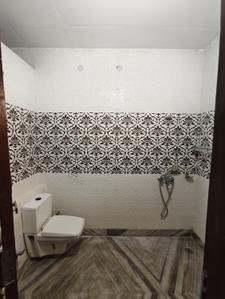 Bathroom Image of 1300 Sq.ft 2 BHK Builder Floor for rent in Palam Vihar Gurgaon for Rs. 32000