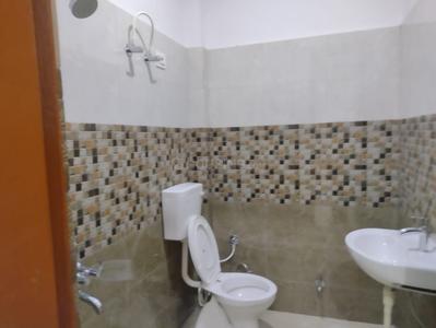 Bathroom Image of 1000 Sq.ft 2 BHK Builder Floor for rent in Gomti Nagar Lucknow for Rs. 15000