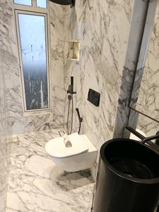 Common Bathroom One Image of 2248 Sq.ft 4 BHK Apartment / Flat for sale in Bhoomi Simana Building 2, Parel Mumbai for Rs. 100000000