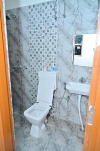 Bathroom Image of 2152 Sq.ft 2 BHK Builder Floor for rent in Gomti Nagar Lucknow for Rs. 18000