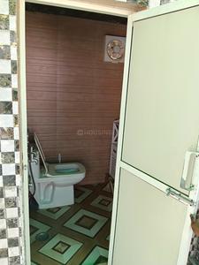 Bathroom Image of 1500 Sq.ft 3 BHK Apartment / Flat for rent in Alaknanda New Delhi for Rs. 75000
