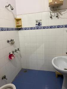 Bathroom Image of 1600 Sq.ft 2 BHK Builder Floor for rent in Indira Nagar Lucknow for Rs. 24000