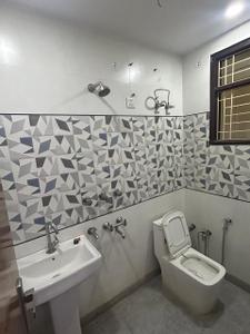 Bathroom Image of 1100 Sq.ft 2.5 BHK Builder Floor for sale in RWA Jitar Nagar Block C, Krishna Nagar New Delhi for Rs. 8000000