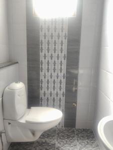 Bathroom Image of 1550 Sq.ft 3 BHK Apartment / Flat for rent in West Mambalam Chennai for Rs. 45000