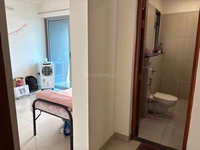 Bathroom Image of 400 Sq.ft 1 RK Apartment / Flat for rent in Amanora Neo Towers, Hadapsar Pune for Rs. 25000
