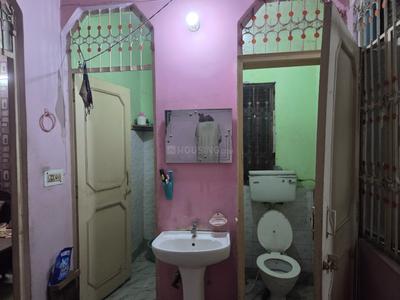 Bathroom Image of 650 Sq.ft 1 BHK Builder Floor for rent in Tilak Nagar New Delhi for Rs. 15000