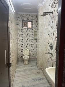 Bathroom Image of 580 Sq.ft 2 BHK Independent House for rent in Shalimar Bagh New Delhi for Rs. 25000