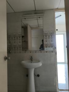 Common Bathroom Image of 1350 Sq.ft 3 BHK Apartment / Flat for rent in Gaur City 7th Avenue, Noida Extension Greater Noida for Rs. 29000