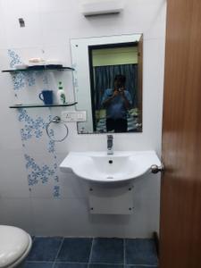 Bathroom Image of 800 Sq.ft 2 BHK Apartment / Flat for rent in Dar Al Mawadda, Nagpada Mumbai for Rs. 75000