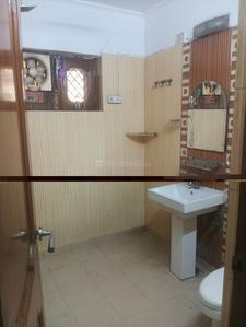 Bathroom Image of 1300 Sq.ft 3 BHK Apartment / Flat for rent in Patparganj New Delhi for Rs. 39500
