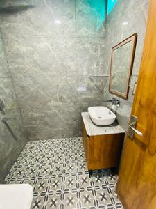 Bathroom Image of 580 Sq.ft 1 RK Builder Floor for rent in South City Floors 1, Sector 41 Gurgaon for Rs. 21000