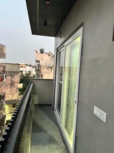 Balcony Image of 850 Sq.ft 2 BHK Builder Floor for rent in Shalimar Bagh New Delhi for Rs. 33000