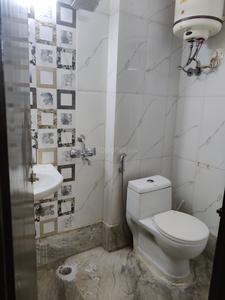 Bathroom Image of 1100 Sq.ft 3 BHK Builder Floor for rent in Arjun Nagar New Delhi for Rs. 31500