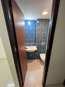 Bathroom Image of 550 Sq.ft 1 BHK Apartment / Flat for sale in Lodha Amara, Kolshet Thane for Rs. 7300000