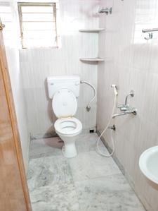 Bathroom Image of 650 Sq.ft 2 BHK Independent House for rent in Barisha Kolkata for Rs. 12000
