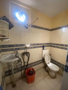 Bathroom Image of 1000 Sq.ft 2 BHK Apartment / Flat for rent in Patel Nagar Gwalior for Rs. 20000