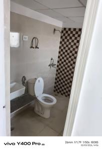 Bathroom Image of 1400 Sq.ft 3 BHK Independent House for rent in RG Luxury Homes Tower A F And M, Noida Extension Greater Noida for Rs. 27000
