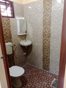 Bathroom Image of 1055 Sq.ft 4 BHK Independent House for sale in Maradu Kochi for Rs. 5000000