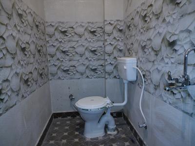 Common Bathroom Image of 450 Sq.ft 1 BHK Apartment / Flat for sale in DLF Ankur Vihar Ghaziabad for Rs. 1475000
