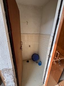 Bathroom Image of 500 Sq.ft 1 BHK Apartment / Flat for rent in Roberts Lines Lucknow for Rs. 7500