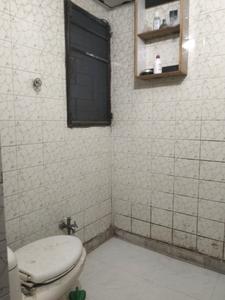 Common Bathroom Two Image of 1100 Sq.ft 2 BHK Apartment / Flat for rent in Cooperative Archana Apartment by Cooperative Group Housing Society (CGHS), Paschim Vihar New Delhi for Rs. 30000