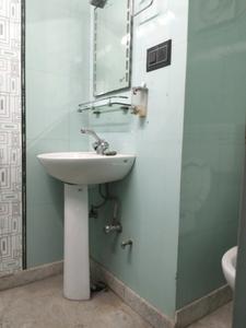 Common Bathroom Image of 1100 Sq.ft 3 BHK Apartment / Flat for sale in Vikaspuri New Delhi for Rs. 15500000