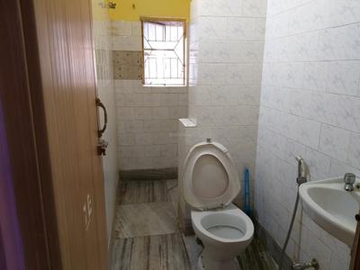 Bathroom Image of 750 Sq.ft 2 BHK Builder Floor for rent in New Alipore Kolkata for Rs. 12000