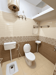 Bathroom Image of 600 Sq.ft 2 BHK Independent House for rent in Benson Town Bengaluru for Rs. 16500