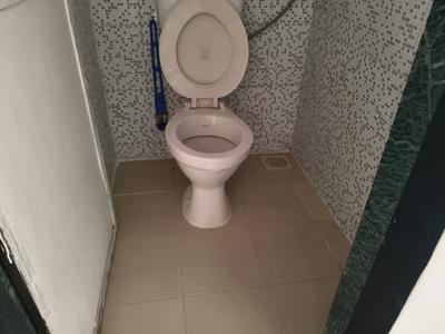 Bathroom Image of 320 Sq.ft 1 RK Apartment / Flat for rent in Borivali West Mumbai for Rs. 18000