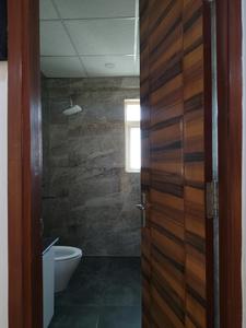 Common Bathroom Two Image of 3035 Sq.ft 4 BHK Apartment / Flat for sale in Samridhi Luxuriya Avenue, Sector 150 Noida for Rs. 40000000