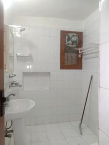 Common Bathroom Image of 2000 Sq.ft 3 BHK Apartment / Flat for rent in DDA Flats Vasant Kunj, Vasant Kunj New Delhi for Rs. 80000
