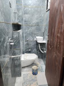 Bathroom Image of 550 Sq.ft 1 RK Builder Floor for rent in Paharganj New Delhi for Rs. 15000