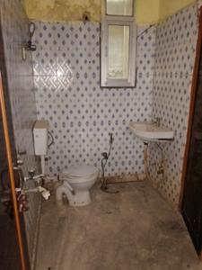 Bathroom Image of 900 Sq.ft 3 BHK Builder Floor for rent in Mehrauli New Delhi for Rs. 25000