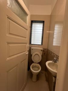 Bathroom Image of 560 Sq.ft 1 BHK Apartment / Flat for rent in Jewellers Apartment, Cumballa Hill Mumbai for Rs. 95000