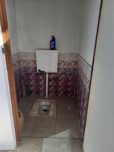 Bathroom Image of 1000 Sq.ft 2 BHK Builder Floor for rent in Civil Lines Aligarh for Rs. 8000