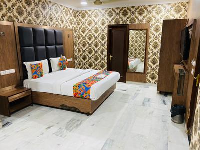 Bedroom Image of Urbanroomz Luxury Girls PG in DLF Phase 2, Shahpur