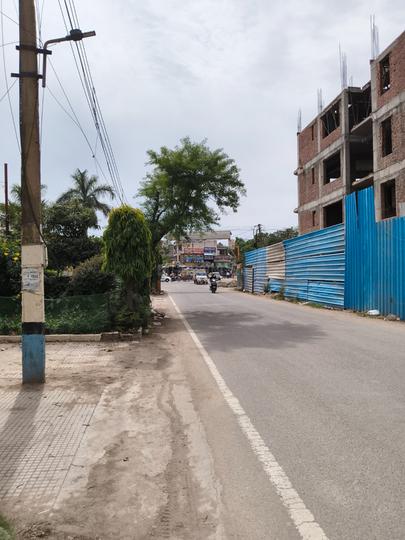 14 MARLA PLOT ON B ROAD Main Image 1