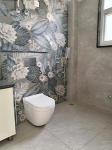 Common Bathroom Image of 1544 Sq.ft 3 BHK Apartment / Flat for sale in Smartworld Orchard, Sector 61 Gurgaon for Rs. 23900000