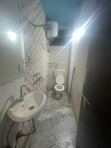 Bathroom Image of 320 Sq.ft 1 BHK Builder Floor for rent in Shalimar Bagh New Delhi for Rs. 20000