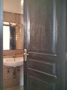 Common Bathroom Image of 915 Sq.ft 2 BHK Apartment / Flat for rent in The 3C Lotus Zing, Sector 168 Noida for Rs. 23000