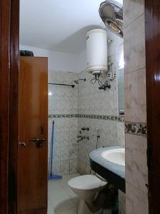 Common Bathroom One Image of 1500 Sq.ft 3 BHK Apartment / Flat for rent in Sarita Vihar New Delhi for Rs. 51500