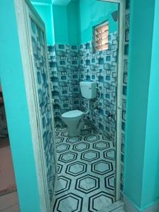 Bathroom Image of 450 Sq.ft 1 BHK Apartment / Flat for rent in Keshtopur Kolkata for Rs. 8000