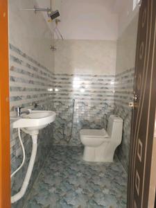 Common Bathroom Image of 450 Sq.ft 1 BHK Apartment / Flat for rent in Hafeezpet Hyderabad for Rs. 18000