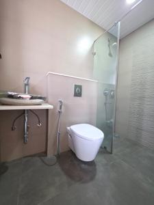 Bathroom Image of 3036 Sq.ft 4 BHK Villa for sale in Pharande Vaarivana, Urse Pune for Rs. 25000000
